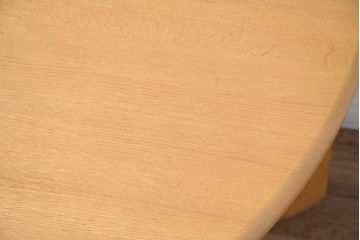 中古　美品　飛騨高山手作り家具メーカー　シラカワ(shirakawa)　NEO TABLE(ネオテーブル)　レッドオーク無垢材　ユニークなデザインが魅力!!半円形で3本脚のダイニングテーブル(作業台、2人掛け、2人用、展示台、店舗什器)(定価約27万円)(R-082605)