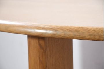 中古　美品　飛騨高山手作り家具メーカー　シラカワ(shirakawa)　NEO TABLE(ネオテーブル)　レッドオーク無垢材　ユニークなデザインが魅力!!半円形で3本脚のダイニングテーブル(作業台、2人掛け、2人用、展示台、店舗什器)(定価約27万円)(R-082605)