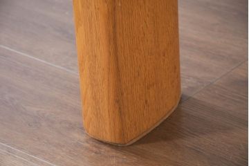 中古　美品　飛騨高山手作り家具メーカー　シラカワ(shirakawa)　NEO TABLE(ネオテーブル)　レッドオーク無垢材　ユニークなデザインが魅力!!半円形で3本脚のダイニングテーブル(作業台、2人掛け、2人用、展示台、店舗什器)(定価約27万円)(R-082605)
