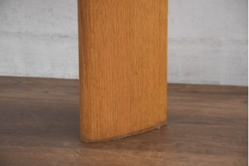 中古　美品　飛騨高山手作り家具メーカー　シラカワ(shirakawa)　NEO TABLE(ネオテーブル)　レッドオーク無垢材　ユニークなデザインが魅力!!半円形で3本脚のダイニングテーブル(作業台、2人掛け、2人用、展示台、店舗什器)(定価約27万円)(R-082605)