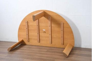 中古　美品　飛騨高山手作り家具メーカー　シラカワ(shirakawa)　NEO TABLE(ネオテーブル)　レッドオーク無垢材　ユニークなデザインが魅力!!半円形で3本脚のダイニングテーブル(作業台、2人掛け、2人用、展示台、店舗什器)(定価約27万円)(R-082605)