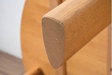中古　美品　飛騨高山手作り家具メーカー　シラカワ(shirakawa)　NEO TABLE(ネオテーブル)　レッドオーク無垢材　ユニークなデザインが魅力!!半円形で3本脚のダイニングテーブル(作業台、2人掛け、2人用、展示台、店舗什器)(定価約27万円)(R-082605)