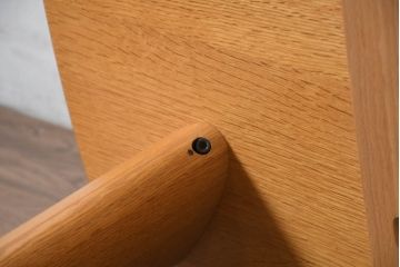 中古　美品　飛騨高山手作り家具メーカー　シラカワ(shirakawa)　NEO TABLE(ネオテーブル)　レッドオーク無垢材　ユニークなデザインが魅力!!半円形で3本脚のダイニングテーブル(作業台、2人掛け、2人用、展示台、店舗什器)(定価約27万円)(R-082605)