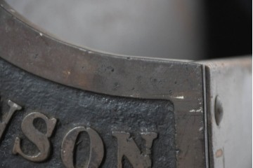 【簡易リペア限定品】　イギリスアンティーク　BUTTERWORTH & DICKINSON LTD BURNLEY　特大!!　幅280cm　トラフスタンド　時を経た質感と堅牢でありながら装飾美を兼ね備えた脚付き陳列棚　(R-082607)