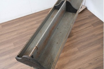 【簡易リペア限定品】　イギリスアンティーク　BUTTERWORTH & DICKINSON LTD BURNLEY　特大!!　幅280cm　トラフスタンド　時を経た質感と堅牢でありながら装飾美を兼ね備えた脚付き陳列棚　(R-082607)