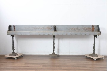 【簡易リペア限定品】　イギリスアンティーク　BUTTERWORTH & DICKINSON LTD BURNLEY　特大!!　幅280cm　トラフスタンド　時を経た質感と堅牢でありながら装飾美を兼ね備えた脚付き陳列棚　(R-082607)