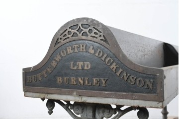 【簡易リペア限定品】　イギリスアンティーク　BUTTERWORTH & DICKINSON LTD BURNLEY　特大!!　幅280cm　トラフスタンド　時を経た質感と堅牢でありながら装飾美を兼ね備えた脚付き陳列棚　(R-082607)