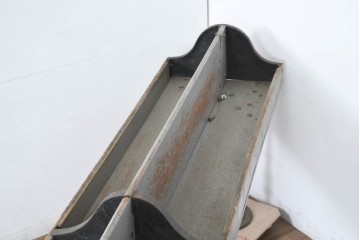 【簡易リペア限定品】　イギリスアンティーク　BUTTERWORTH & DICKINSON LTD BURNLEY　特大!!　幅280cm　トラフスタンド　時を経た質感と堅牢でありながら装飾美を兼ね備えた脚付き陳列棚　(R-082607)