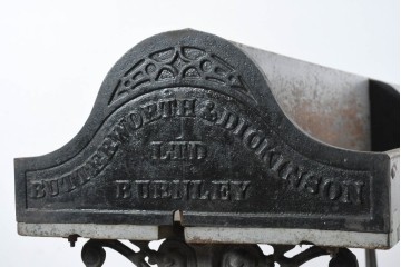 【簡易リペア限定品】　イギリスアンティーク　BUTTERWORTH & DICKINSON LTD BURNLEY　特大!!　幅280cm　トラフスタンド　時を経た質感と堅牢でありながら装飾美を兼ね備えた脚付き陳列棚　(R-082607)