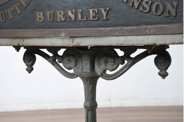 【簡易リペア限定品】　イギリスアンティーク　BUTTERWORTH & DICKINSON LTD BURNLEY　特大!!　幅280cm　トラフスタンド　時を経た質感と堅牢でありながら装飾美を兼ね備えた脚付き陳列棚　(R-082607)