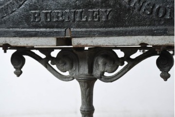 【簡易リペア限定品】　イギリスアンティーク　BUTTERWORTH & DICKINSON LTD BURNLEY　特大!!　幅280cm　トラフスタンド　時を経た質感と堅牢でありながら装飾美を兼ね備えた脚付き陳列棚　(R-082607)