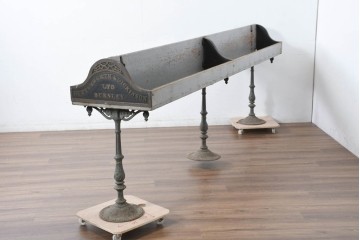 【簡易リペア限定品】　イギリスアンティーク　BUTTERWORTH & DICKINSON LTD BURNLEY　特大!!　幅280cm　トラフスタンド　時を経た質感と堅牢でありながら装飾美を兼ね備えた脚付き陳列棚　(R-082607)