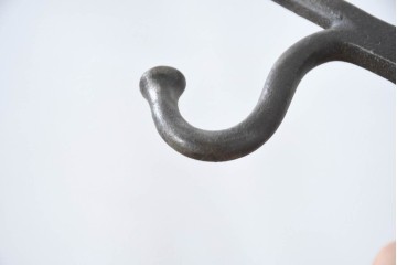 【簡易リペア限定品】　イギリスアンティーク　アイアンの重厚感と経年変化による風合いが魅力のアイアンフック　(R-082608)