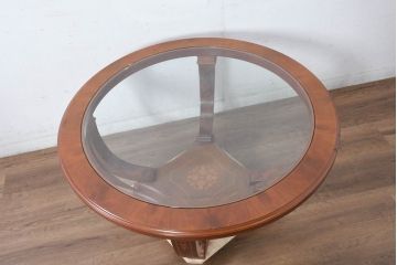 中古　イタリア　空間を格調高く演出する象嵌入りガラストップラウンドテーブル(丸テーブル、ガラストップテーブル、ローテーブル、センターテーブル、リビングテーブル)(R-082609)