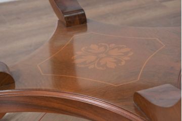 中古　イタリア　空間を格調高く演出する象嵌入りガラストップラウンドテーブル(丸テーブル、ガラストップテーブル、ローテーブル、センターテーブル、リビングテーブル)(R-082609)