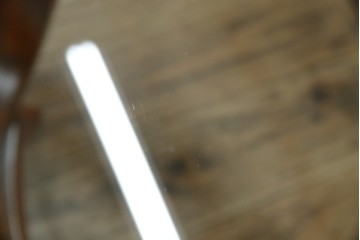 中古　イタリア　空間を格調高く演出する象嵌入りガラストップラウンドテーブル　(R-082609)