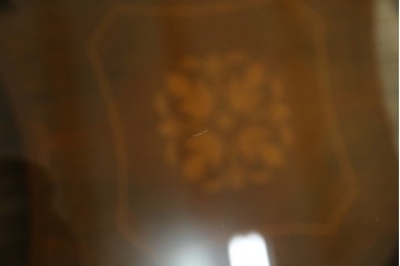 中古　イタリア　空間を格調高く演出する象嵌入りガラストップラウンドテーブル　(R-082609)