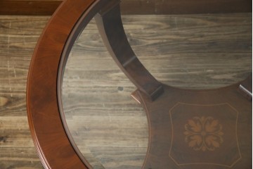 中古　イタリア　空間を格調高く演出する象嵌入りガラストップラウンドテーブル　(R-082609)