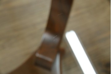 中古　イタリア　空間を格調高く演出する象嵌入りガラストップラウンドテーブル　(R-082609)