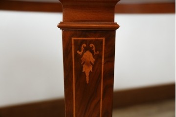 中古　イタリア　空間を格調高く演出する象嵌入りガラストップラウンドテーブル　(R-082609)