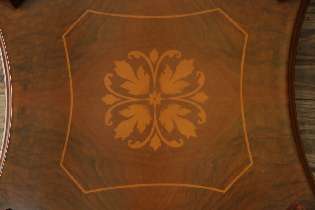 中古　イタリア　空間を格調高く演出する象嵌入りガラストップラウンドテーブル　(R-082609)