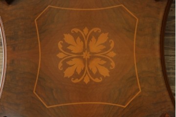 中古　イタリア　空間を格調高く演出する象嵌入りガラストップラウンドテーブル　(R-082609)