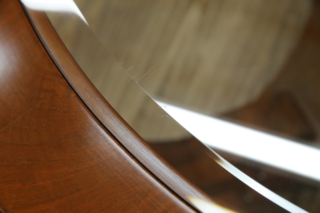 中古　イタリア　空間を格調高く演出する象嵌入りガラストップラウンドテーブル　(R-082609)