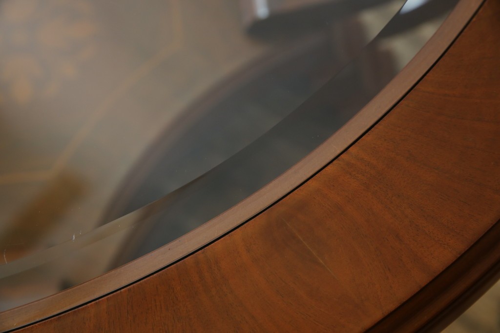 中古　イタリア　空間を格調高く演出する象嵌入りガラストップラウンドテーブル　(R-082609)