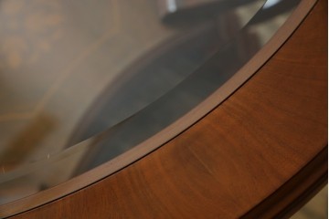 中古　イタリア　空間を格調高く演出する象嵌入りガラストップラウンドテーブル　(R-082609)