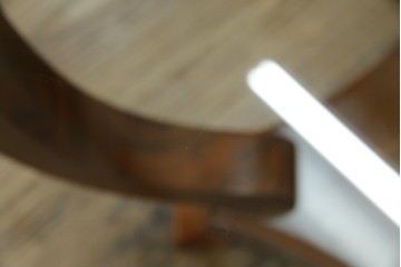 中古　イタリア　空間を格調高く演出する象嵌入りガラストップラウンドテーブル　(R-082609)