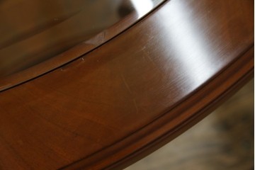 中古　イタリア　空間を格調高く演出する象嵌入りガラストップラウンドテーブル　(R-082609)