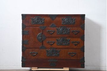 中古　美品!!　遠野民芸　職人手作り品　向鶴金具の立派な造りが目を惹く民芸箪笥(和タンス、収納箪笥、衣装箪笥、整理箪笥、引き出し、サイドチェスト)(R-082610)
