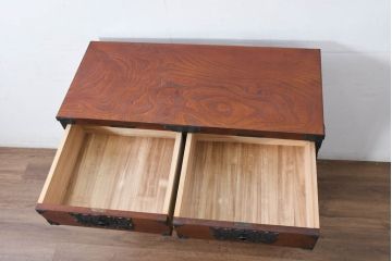 中古　美品!!　遠野民芸　職人手作り品　向鶴金具の立派な造りが目を惹く民芸箪笥(和タンス、収納箪笥、衣装箪笥、整理箪笥、引き出し、サイドチェスト)(R-082610)