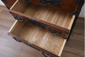 中古　美品!!　遠野民芸　職人手作り品　向鶴金具の立派な造りが目を惹く民芸箪笥(和タンス、収納箪笥、衣装箪笥、整理箪笥、引き出し、サイドチェスト)(R-082610)