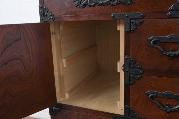 中古　美品!!　遠野民芸　職人手作り品　向鶴金具の立派な造りが目を惹く民芸箪笥(和タンス、収納箪笥、衣装箪笥、整理箪笥、引き出し、サイドチェスト)(R-082610)