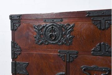 中古　美品!!　遠野民芸　職人手作り品　向鶴金具の立派な造りが目を惹く民芸箪笥(和タンス、収納箪笥、衣装箪笥、整理箪笥、引き出し、サイドチェスト)(R-082610)