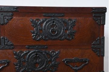 中古　美品!!　遠野民芸　職人手作り品　向鶴金具の立派な造りが目を惹く民芸箪笥(和タンス、収納箪笥、衣装箪笥、整理箪笥、引き出し、サイドチェスト)(R-082610)