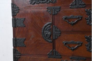 中古　美品!!　遠野民芸　職人手作り品　向鶴金具の立派な造りが目を惹く民芸箪笥(和タンス、収納箪笥、衣装箪笥、整理箪笥、引き出し、サイドチェスト)(R-082610)