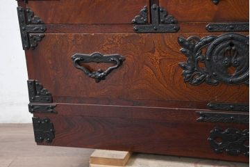 中古　美品!!　遠野民芸　職人手作り品　向鶴金具の立派な造りが目を惹く民芸箪笥(和タンス、収納箪笥、衣装箪笥、整理箪笥、引き出し、サイドチェスト)(R-082610)