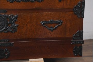 中古　美品!!　遠野民芸　職人手作り品　向鶴金具の立派な造りが目を惹く民芸箪笥(和タンス、収納箪笥、衣装箪笥、整理箪笥、引き出し、サイドチェスト)(R-082610)
