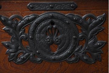 中古　美品!!　遠野民芸　職人手作り品　向鶴金具の立派な造りが目を惹く民芸箪笥(和タンス、収納箪笥、衣装箪笥、整理箪笥、引き出し、サイドチェスト)(R-082610)