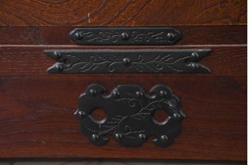 中古　美品!!　遠野民芸　職人手作り品　向鶴金具の立派な造りが目を惹く民芸箪笥(和タンス、収納箪笥、衣装箪笥、整理箪笥、引き出し、サイドチェスト)(R-082610)