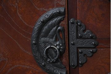 中古　美品!!　遠野民芸　職人手作り品　向鶴金具の立派な造りが目を惹く民芸箪笥(和タンス、収納箪笥、衣装箪笥、整理箪笥、引き出し、サイドチェスト)(R-082610)