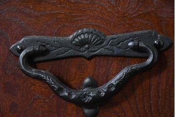 中古　美品!!　遠野民芸　職人手作り品　向鶴金具の立派な造りが目を惹く民芸箪笥(和タンス、収納箪笥、衣装箪笥、整理箪笥、引き出し、サイドチェスト)(R-082610)