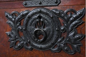 中古　美品!!　遠野民芸　職人手作り品　向鶴金具の立派な造りが目を惹く民芸箪笥(和タンス、収納箪笥、衣装箪笥、整理箪笥、引き出し、サイドチェスト)(R-082610)
