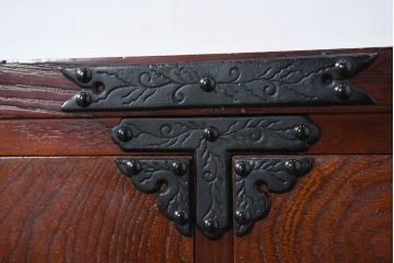 中古　美品!!　遠野民芸　職人手作り品　向鶴金具の立派な造りが目を惹く民芸箪笥(和タンス、収納箪笥、衣装箪笥、整理箪笥、引き出し、サイドチェスト)(R-082610)