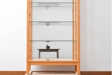 中古　松創(MATSUSO)　希少なバーズアイメープルを使用したミラーバックのディスプレイラック　(R-082614)