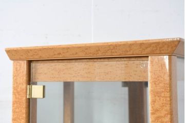 中古　松創(MATSUSO・マツソウ)　希少なバーズアイメープルを使用したミラーバックのディスプレイラック(戸棚、収納棚、ガラスケース、ショーケース、キュリオケース、飾り棚、陳列棚、シェルフ、店舗什器)(R-082614)