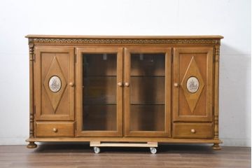 中古　美品　カリモク家具(karimoku)　可愛い脚と陶板がアクセントのアンティーク調カントリーキャビネット(サイドボード、サイドキャビネット、収納棚、戸棚)(R-082615)