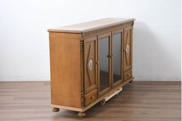 中古　美品　カリモク家具(karimoku)　可愛い脚と陶板がアクセントのアンティーク調カントリーキャビネット(サイドボード、サイドキャビネット、収納棚、戸棚)(R-082615)